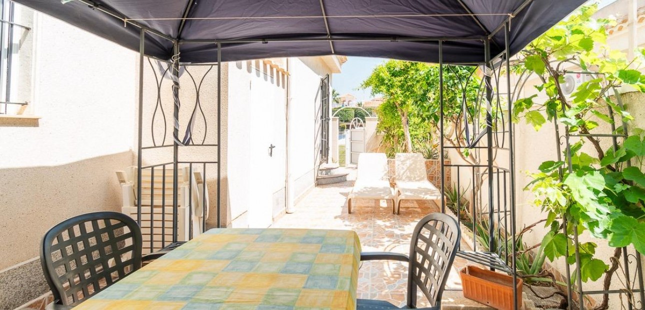 Sale - Villa -
Orihuela Costa - Playa Flamenca