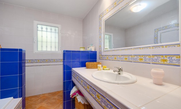 Venta - Villa -
San Miguel de Salinas - Ciudad de las Comunicaciones