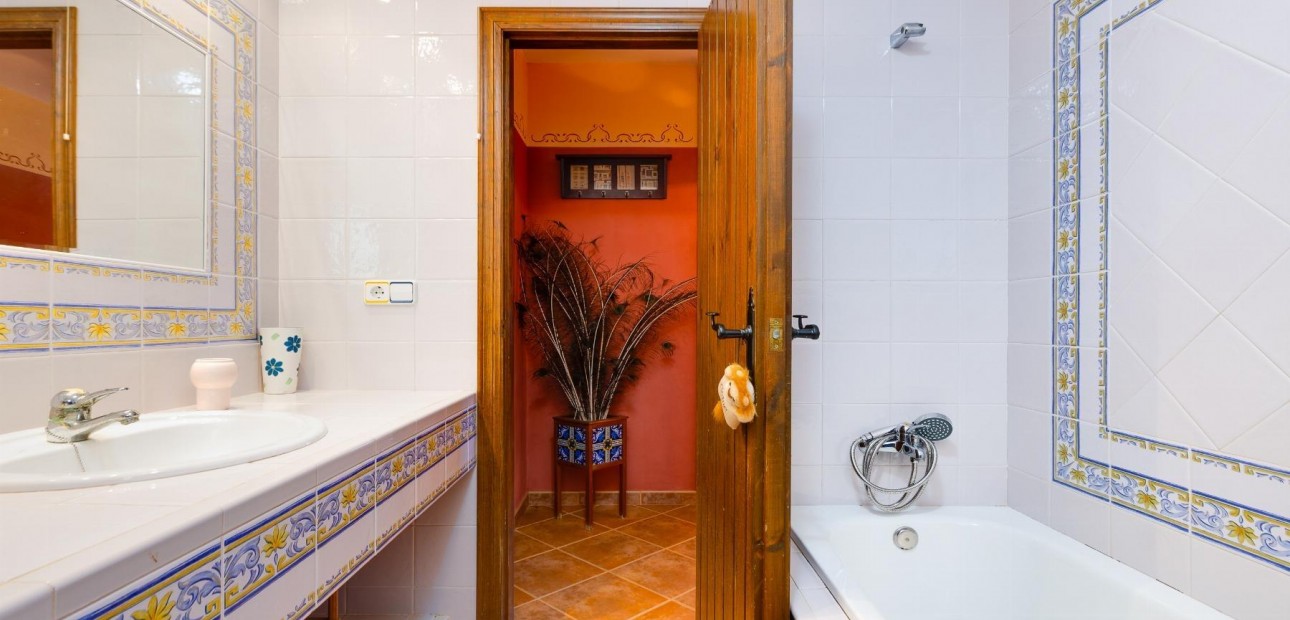 Venta - Villa -
San Miguel de Salinas - Ciudad de las Comunicaciones