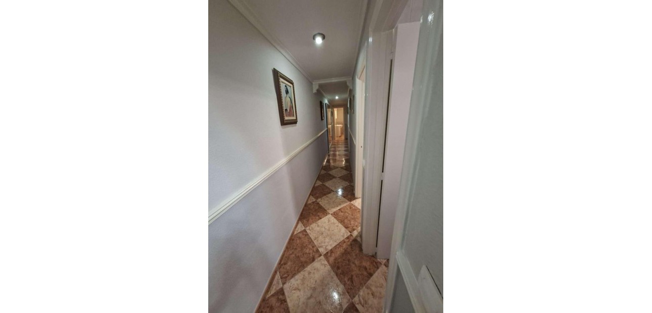 Venta - Apartamento / piso -
Torrevieja - Estacion de autobuses