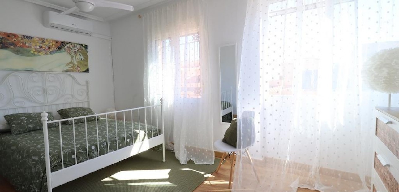 Herverkoop - duplex -
Orihuela Costa - La Zenia
