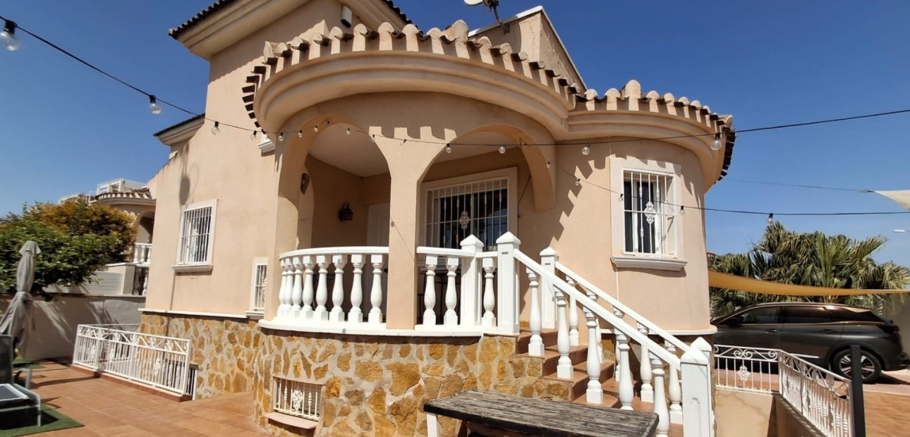 Sale - Detached Villa -
Ciudad Quesada - Doña Pepa