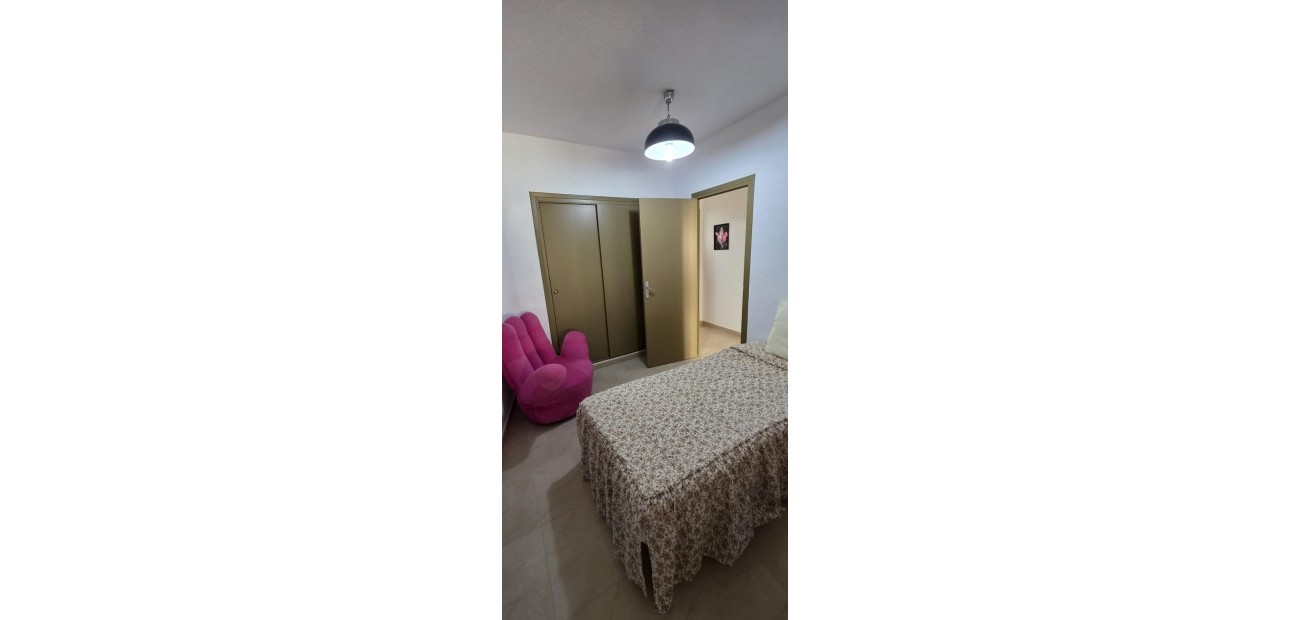 Sale - Apartment / flat -
Torrevieja - Centro