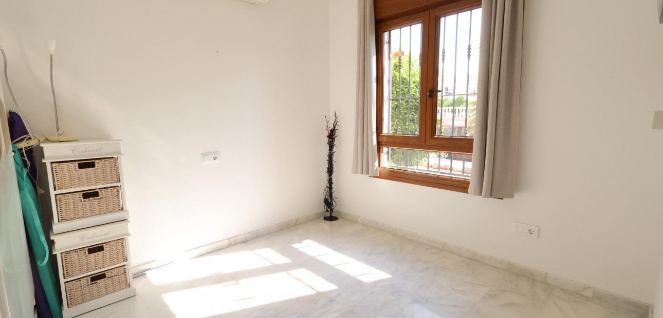 Sale - Apartment / flat -
Orihuela Costa - PAU 8