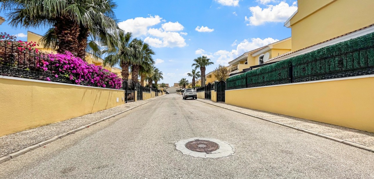 Sale - Detached Villa -
Orihuela Costa - Los Dolses