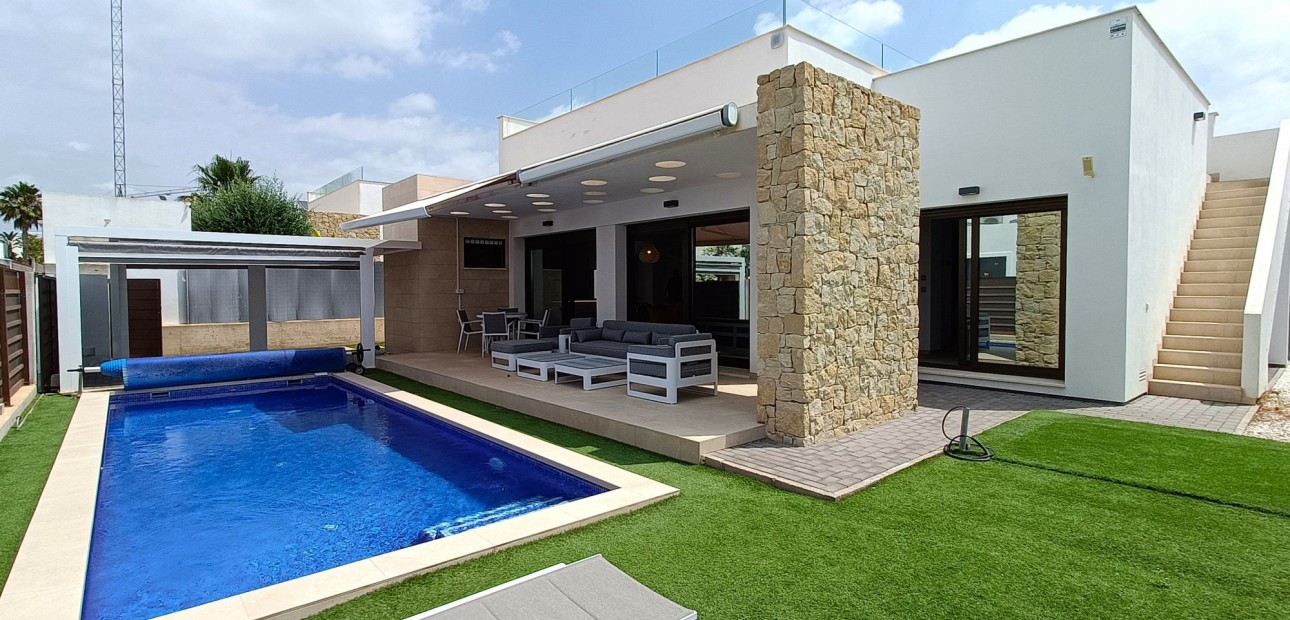 Sale - Detached Villa -
Los Montesinos - Entre Naranjos / Vistabella Golf