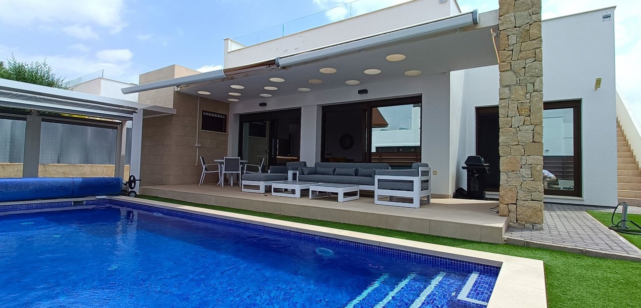Sale - Detached Villa -
Los Montesinos - Entre Naranjos / Vistabella Golf