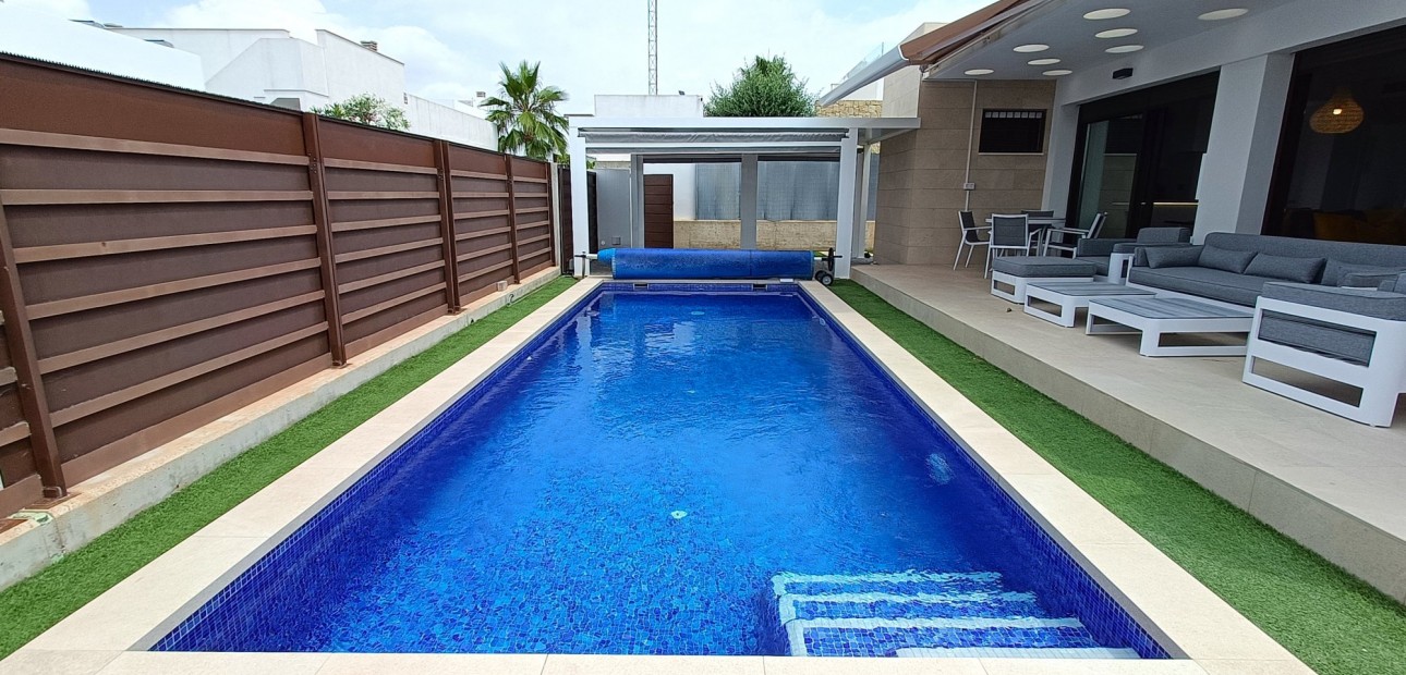 Sale - Detached Villa -
Los Montesinos - Entre Naranjos / Vistabella Golf