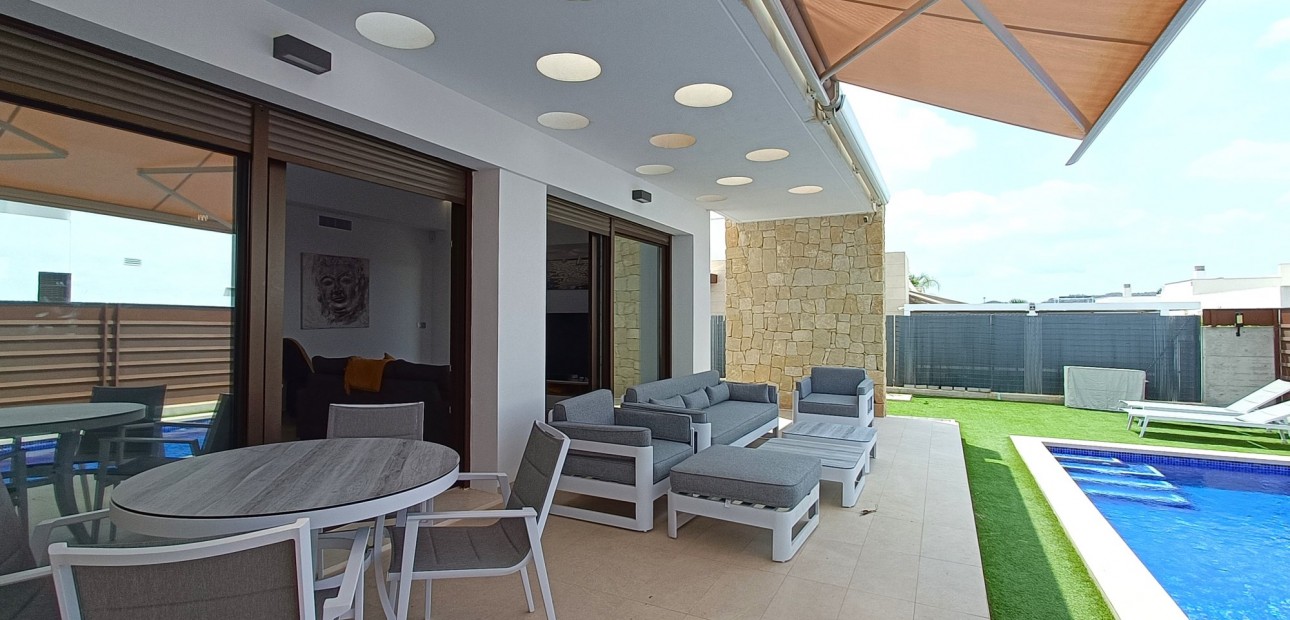 Sale - Detached Villa -
Los Montesinos - Entre Naranjos / Vistabella Golf
