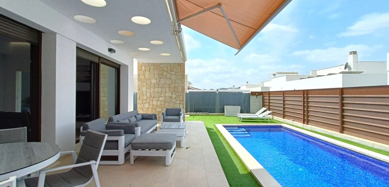 Sale - Detached Villa -
Los Montesinos - Entre Naranjos / Vistabella Golf