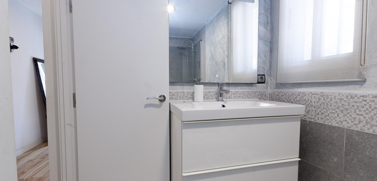 Sale - Apartment / flat -
Torrevieja - Centro