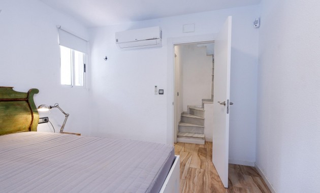 Sale - Apartment / flat -
Torrevieja - Centro