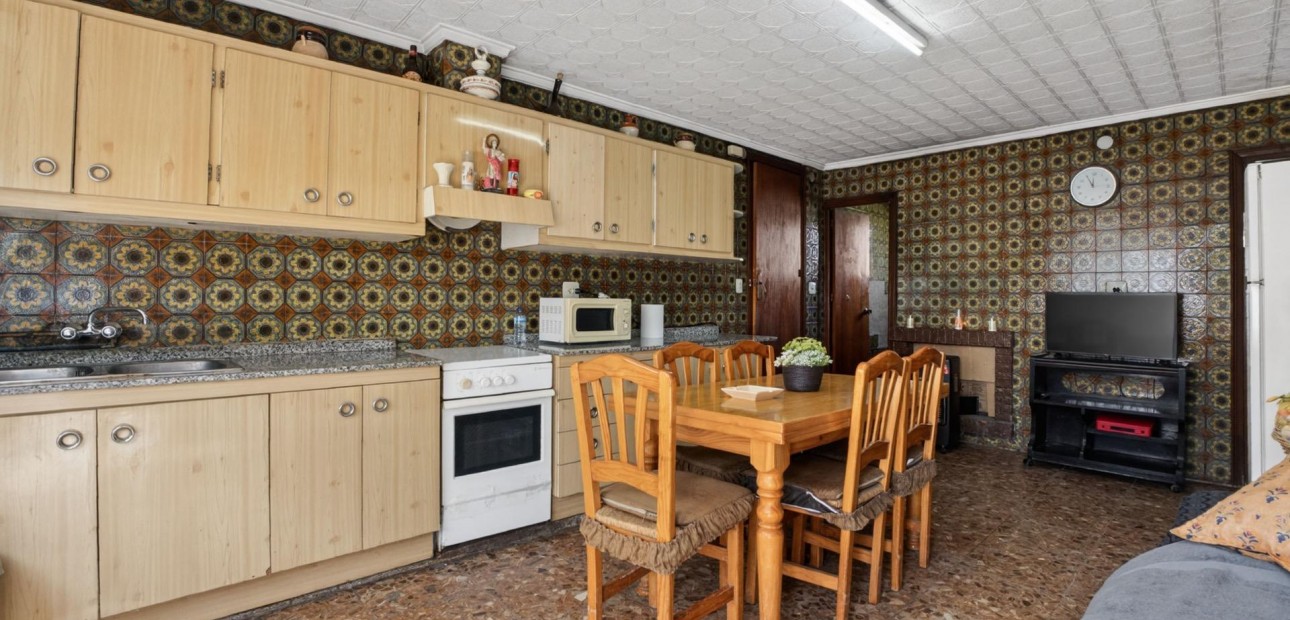 Herverkoop - Country Property -
Orihuela - Desamparados-Hurchillo-Torremendo