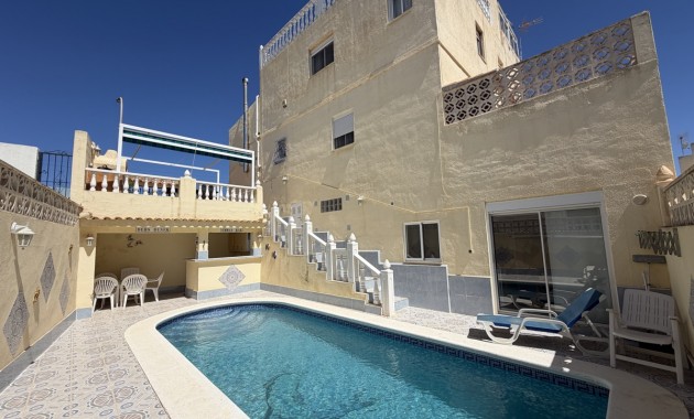Herverkoop - Herenhuis -
San Miguel de Salinas - San Miguel - Town