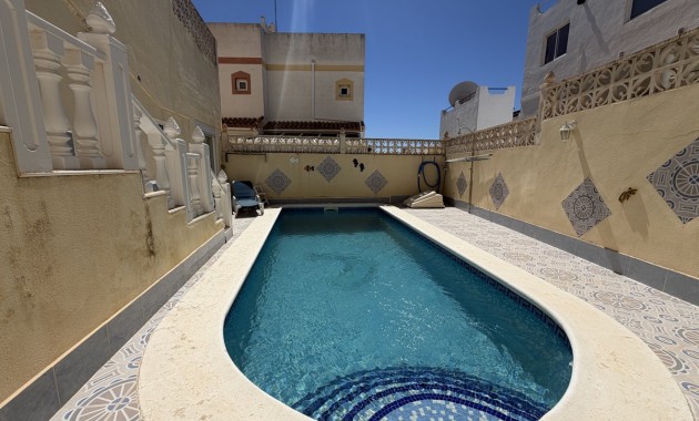 Herverkoop - Herenhuis -
San Miguel de Salinas - San Miguel - Town