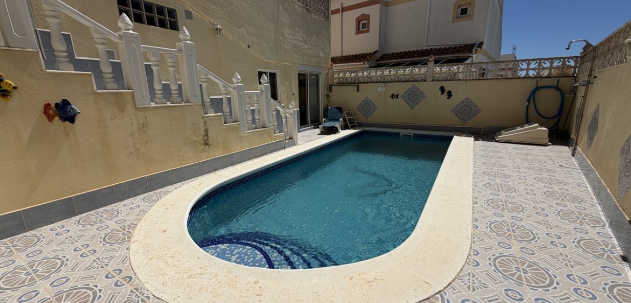 Herverkoop - Herenhuis -
San Miguel de Salinas - San Miguel - Town
