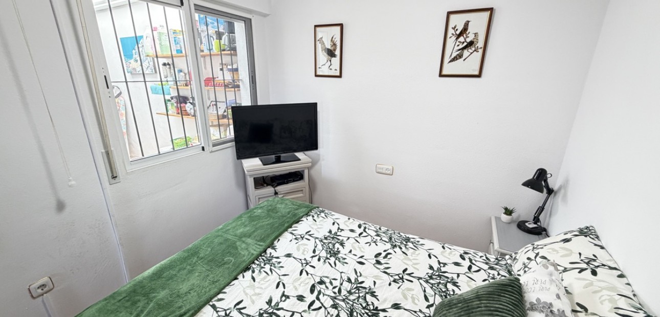 Sale - Bungalow -
Orihuela Costa - La Zenia