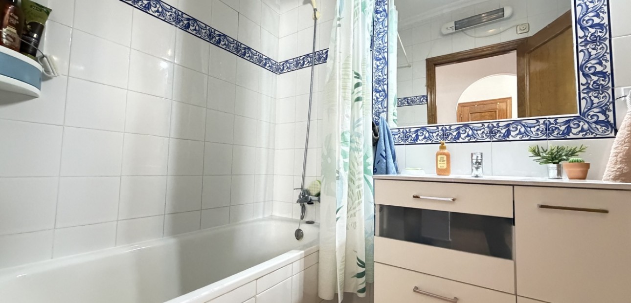 Sale - Bungalow -
Orihuela Costa - La Zenia