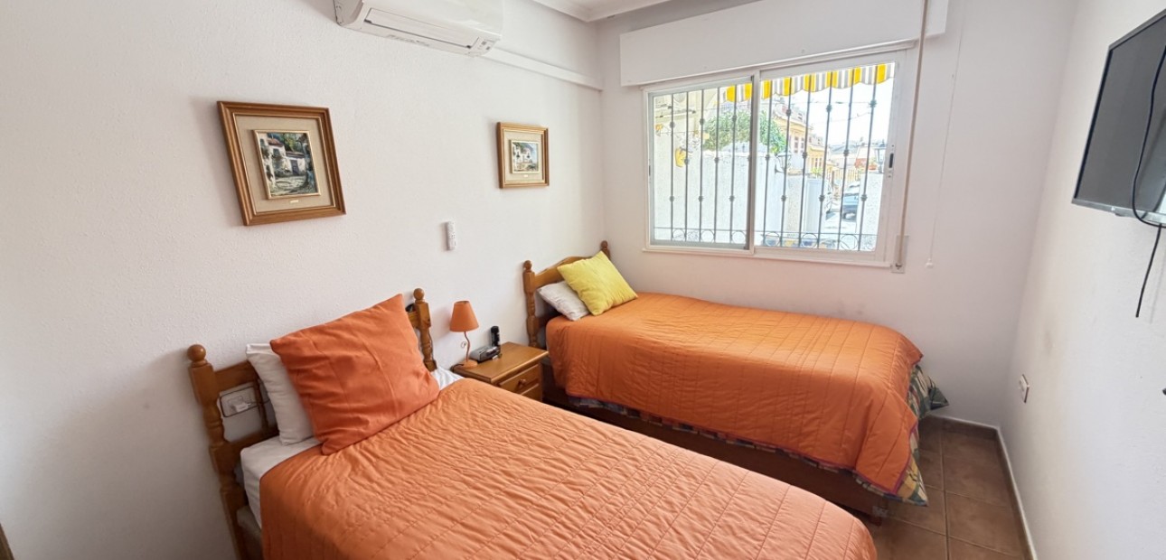 Sale - Bungalow -
Orihuela Costa - La Zenia