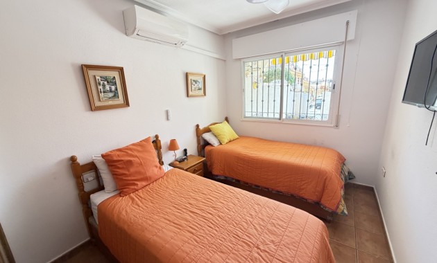 Sale - Bungalow -
Orihuela Costa - La Zenia