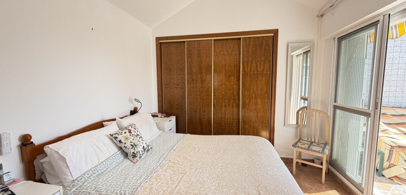 Sale - Bungalow -
Orihuela Costa - La Zenia