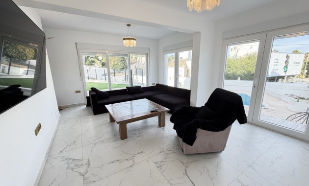 Herverkoop - Detached Villa -
Orihuela Costa - Villamartin