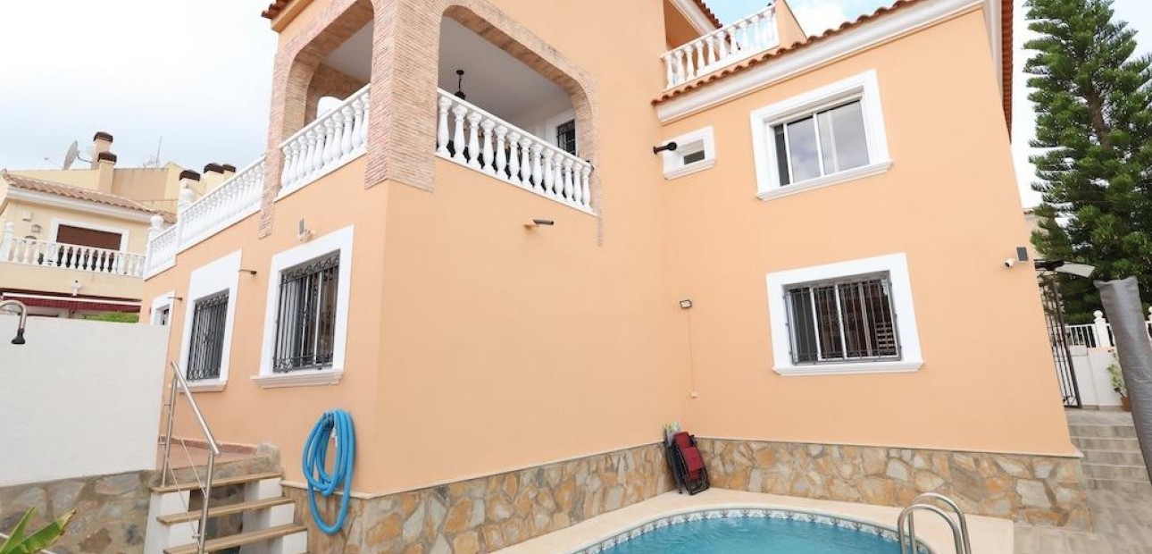 Venta - Villa -
San Miguel de Salinas - Las Filipinas