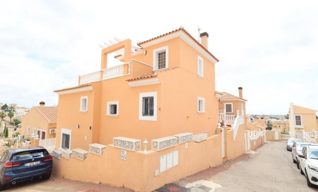 Venta - Villa -
San Miguel de Salinas - Las Filipinas