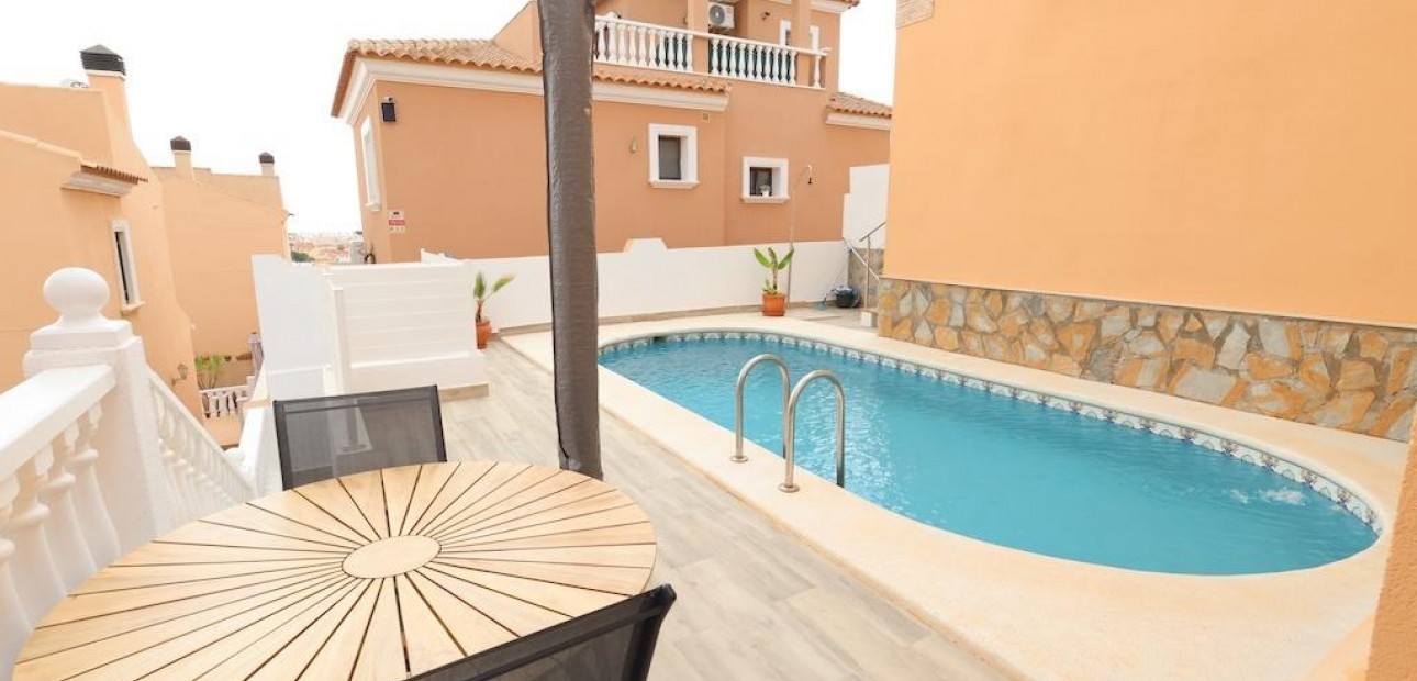 Venta - Villa -
San Miguel de Salinas - Las Filipinas