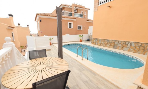 Venta - Villa -
San Miguel de Salinas - Las Filipinas