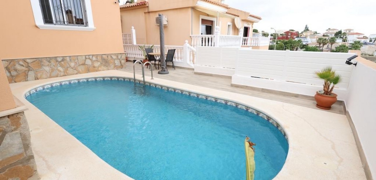 Venta - Villa -
San Miguel de Salinas - Las Filipinas