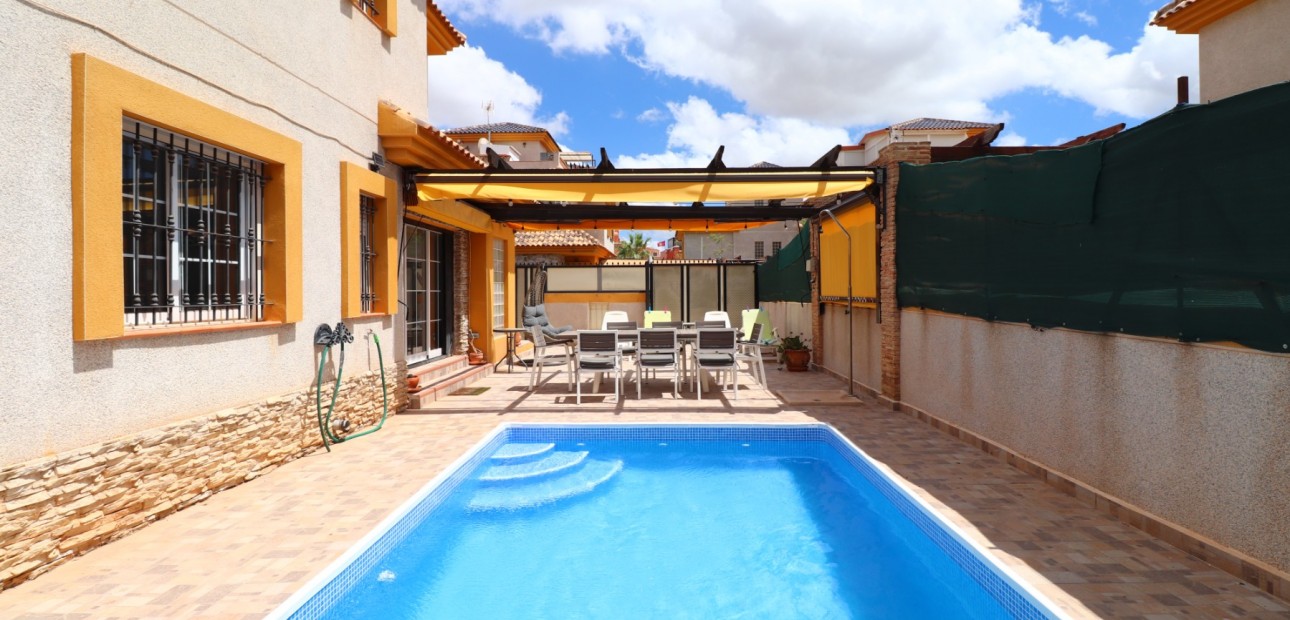 Venta - Semi Detached Villa -
Los Montesinos - La Herrada