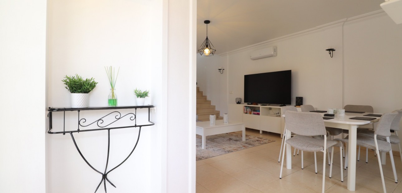 Venta - Semi Detached Villa -
Los Montesinos - La Herrada