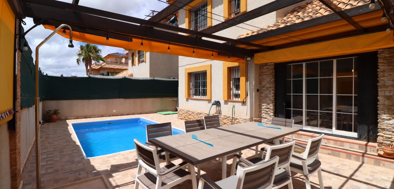 Venta - Semi Detached Villa -
Los Montesinos - La Herrada