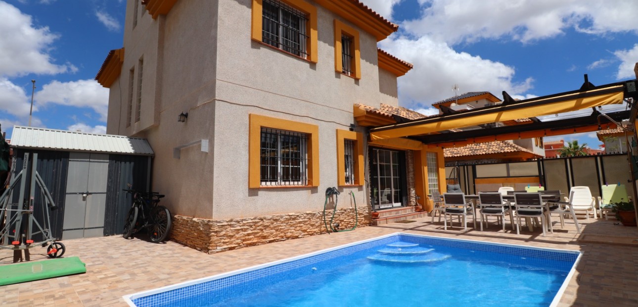 Venta - Semi Detached Villa -
Los Montesinos - La Herrada