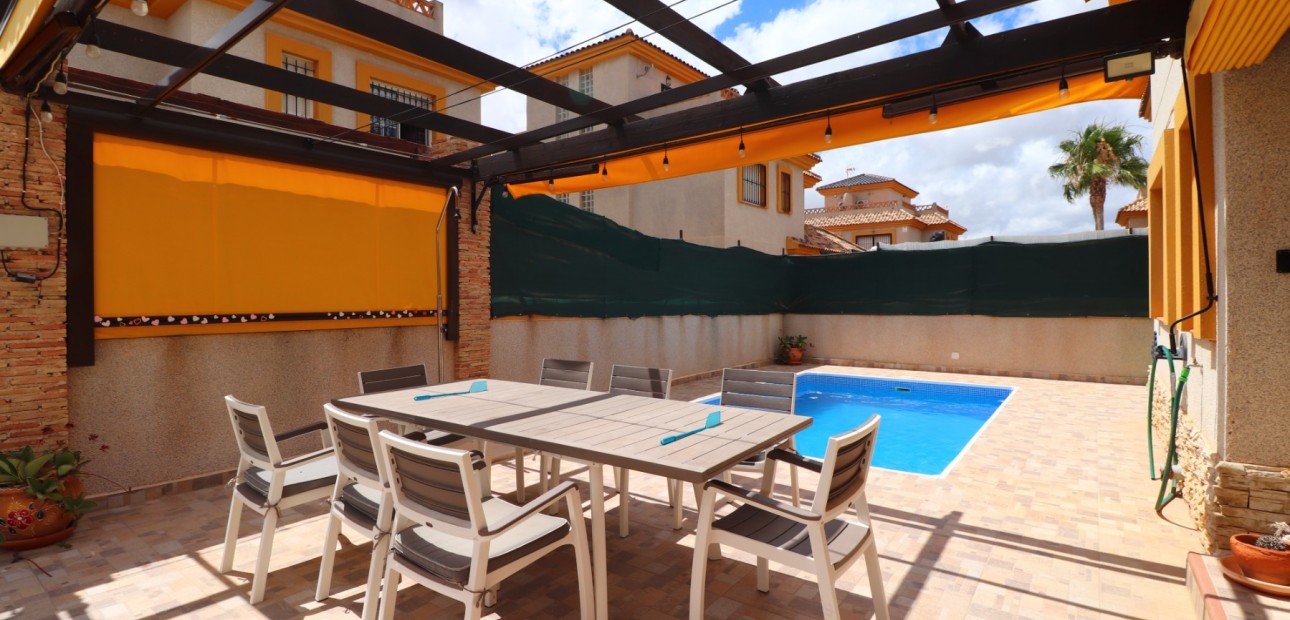 Venta - Semi Detached Villa -
Los Montesinos - La Herrada