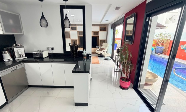 Venta - Detached Villa -
Los Montesinos - La Herrada