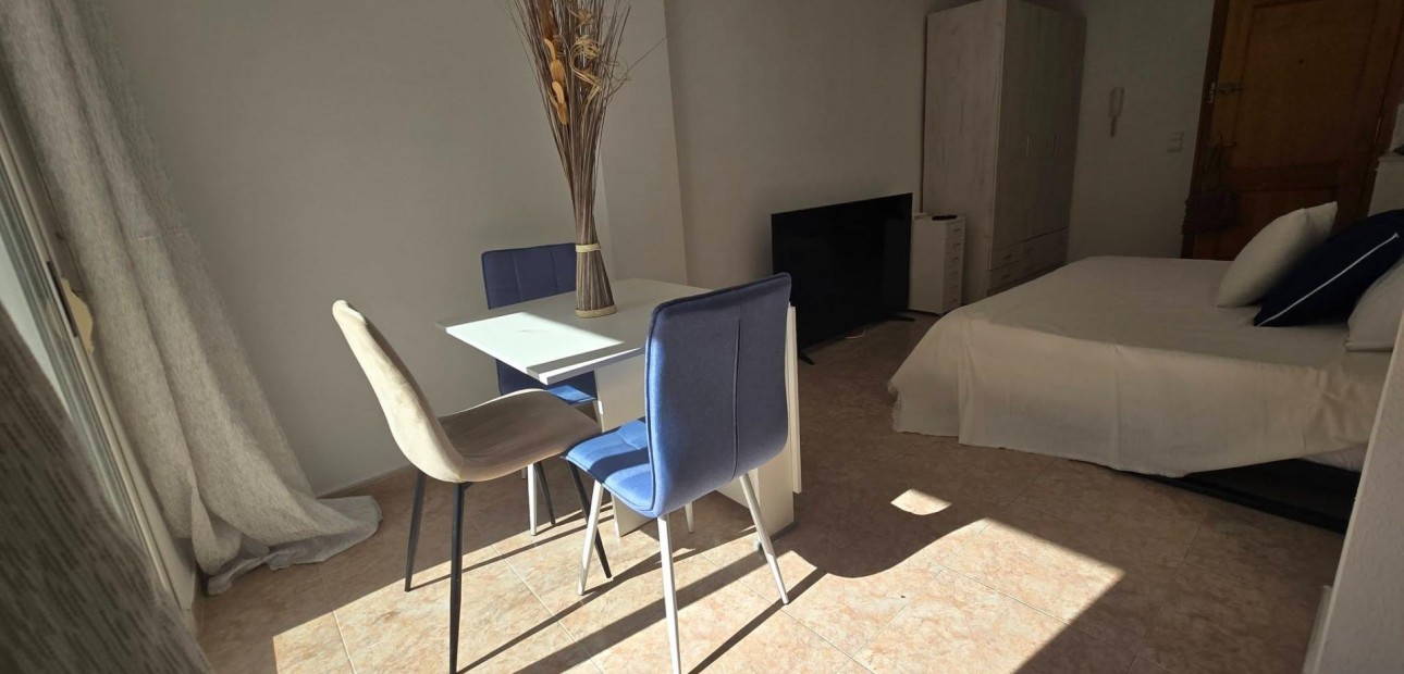 Herverkoop - Studio -
Torrevieja - Centro