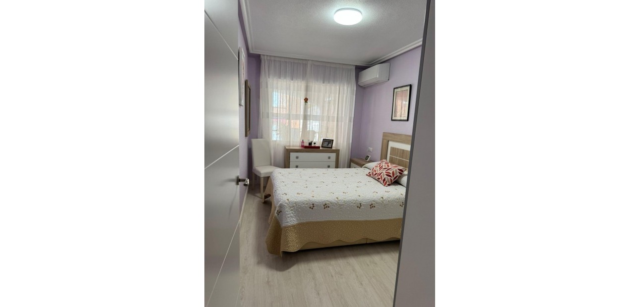 Sale - Apartment / flat -
Torrevieja - Playa de los locos