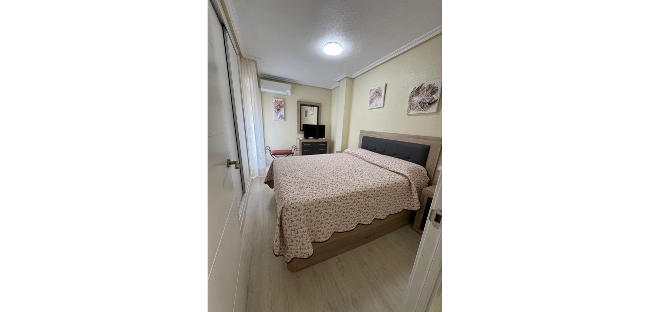 Sale - Apartment / flat -
Torrevieja - Playa de los locos