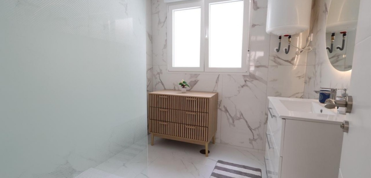 Sale - Apartment / flat -
Torrevieja - Acequion