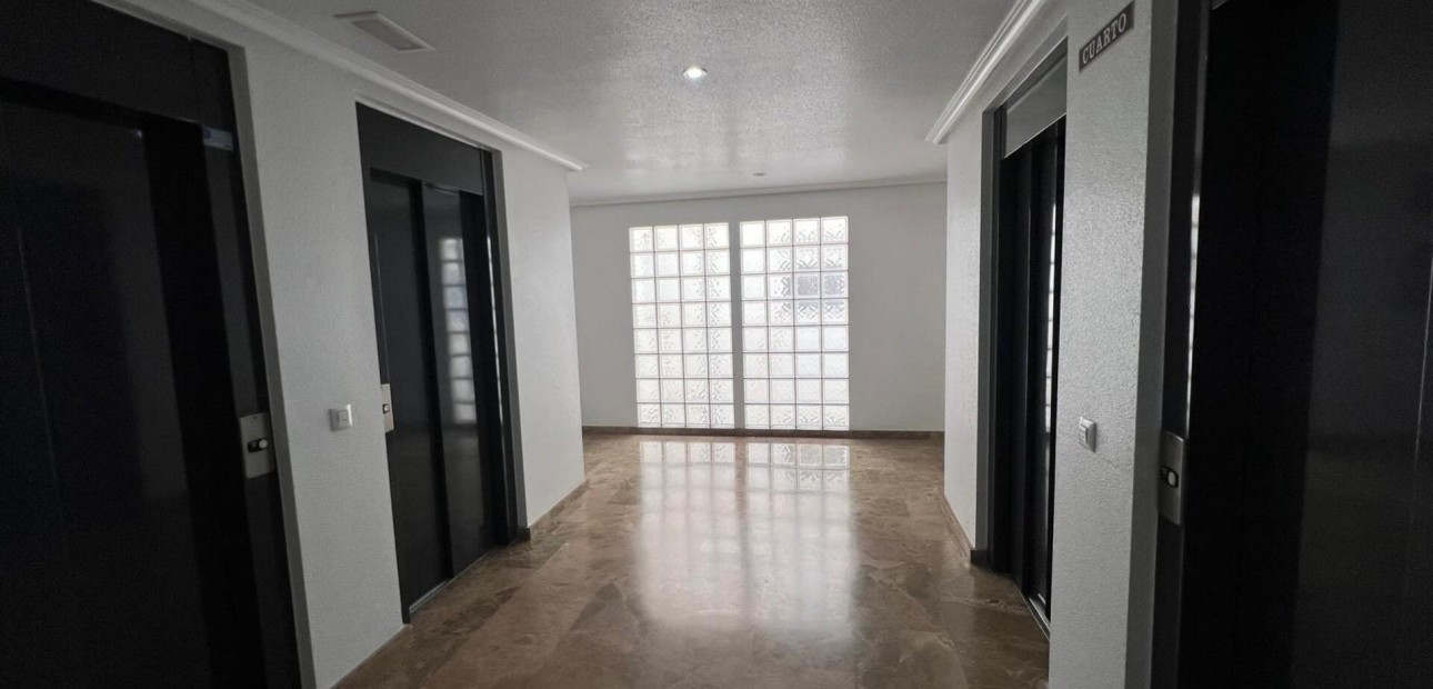 Sale - Apartment / flat -
Torrevieja - Centro