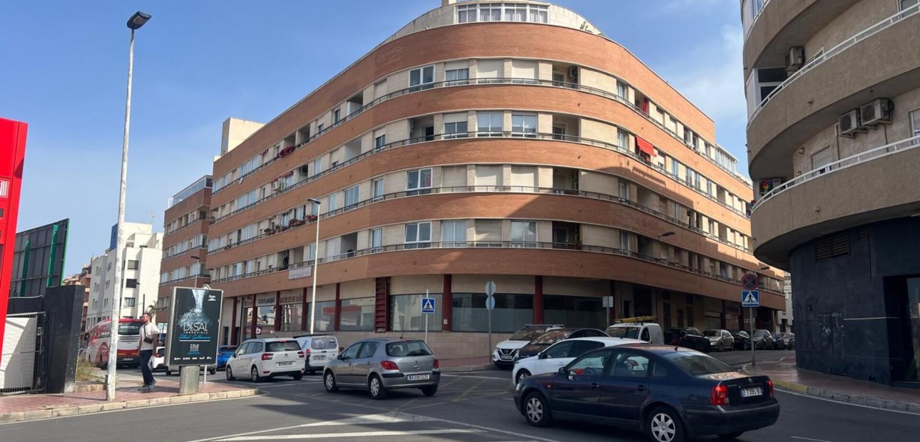 Sale - Apartment / flat -
Torrevieja - Centro