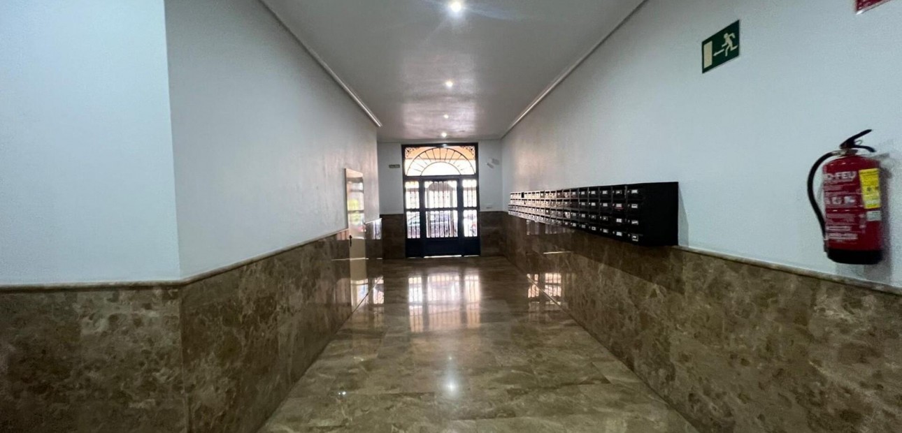 Sale - Apartment / flat -
Torrevieja - Centro