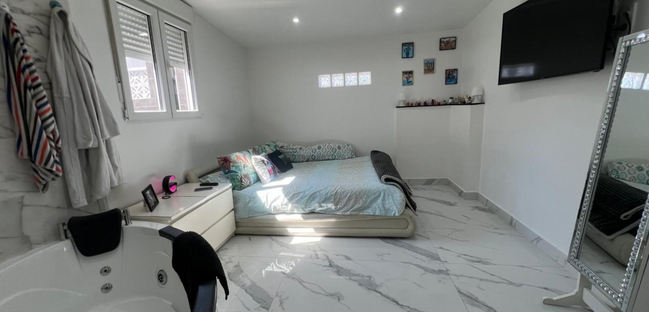 Sale - Bungalow -
Torrevieja - Carrefour