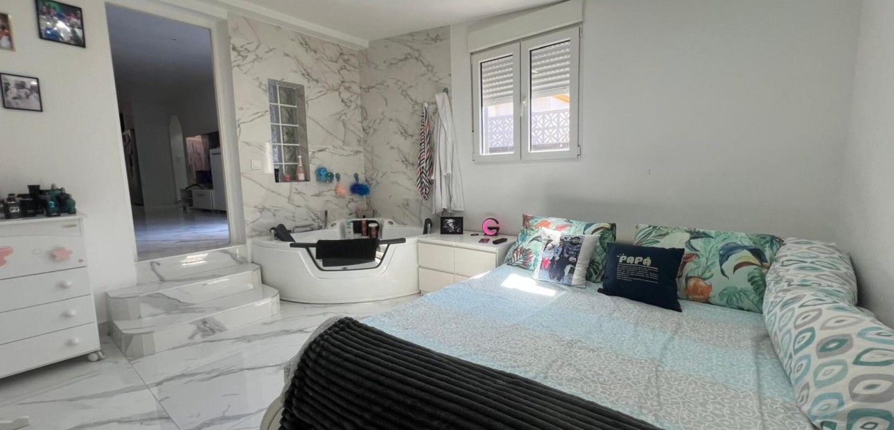 Sale - Bungalow -
Torrevieja - Carrefour