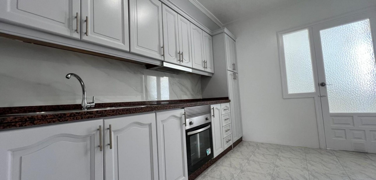 Sale - Apartment / flat -
Torrevieja - Estacion de autobuses