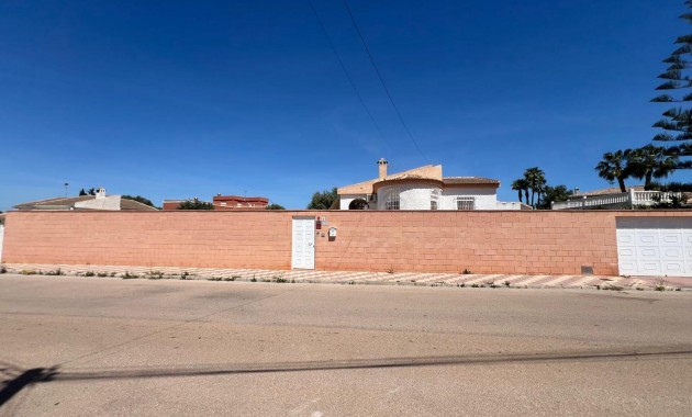 Sale - Villa -
Torrevieja - La Siesta - El Salado - Torreta