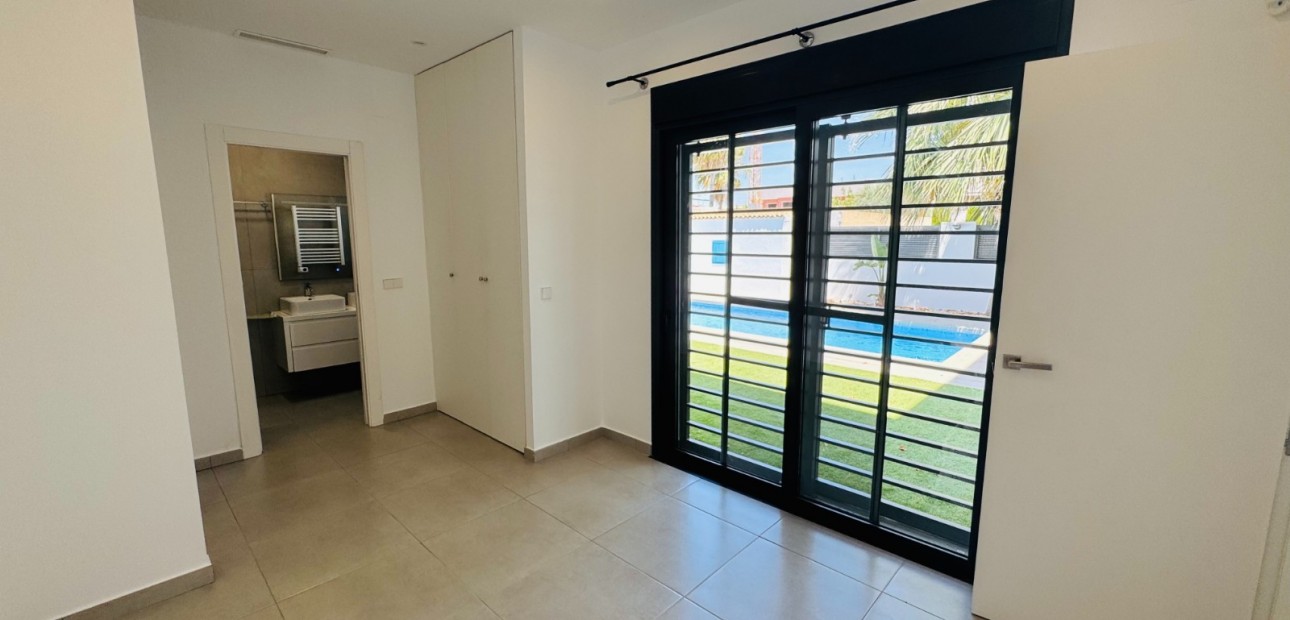 Venta - Villa -
San Pedro del Pinatar - Lo pagan