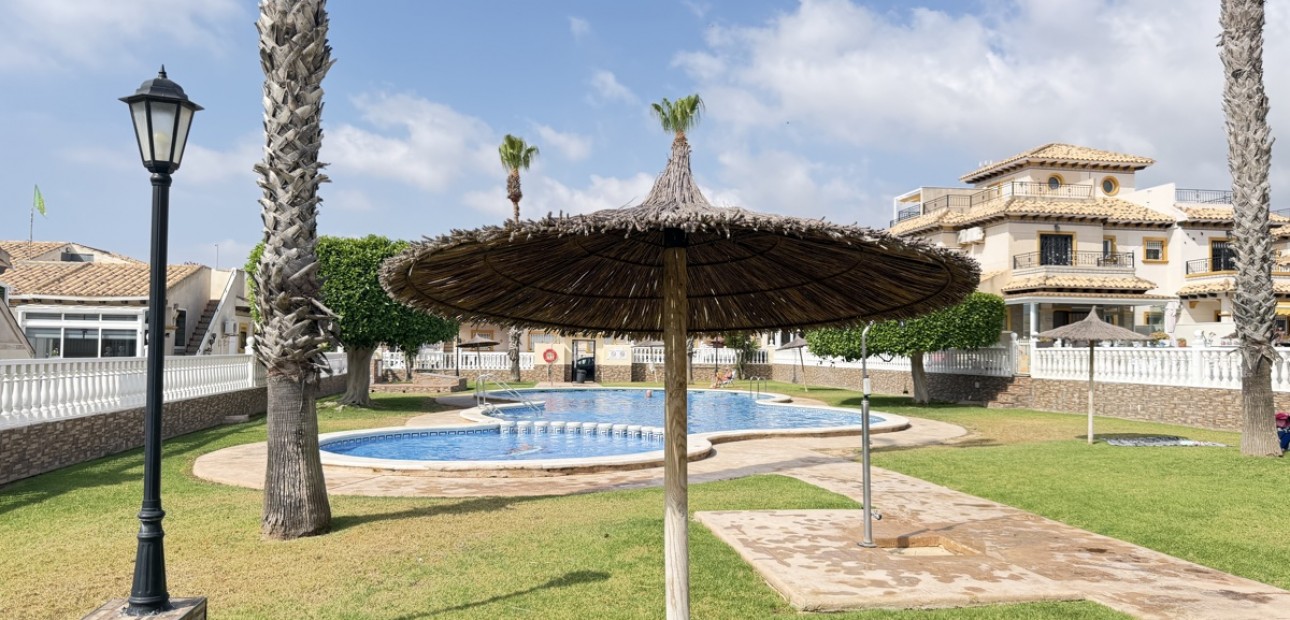 Venta - Bungalow -
Orihuela Costa - La Zenia